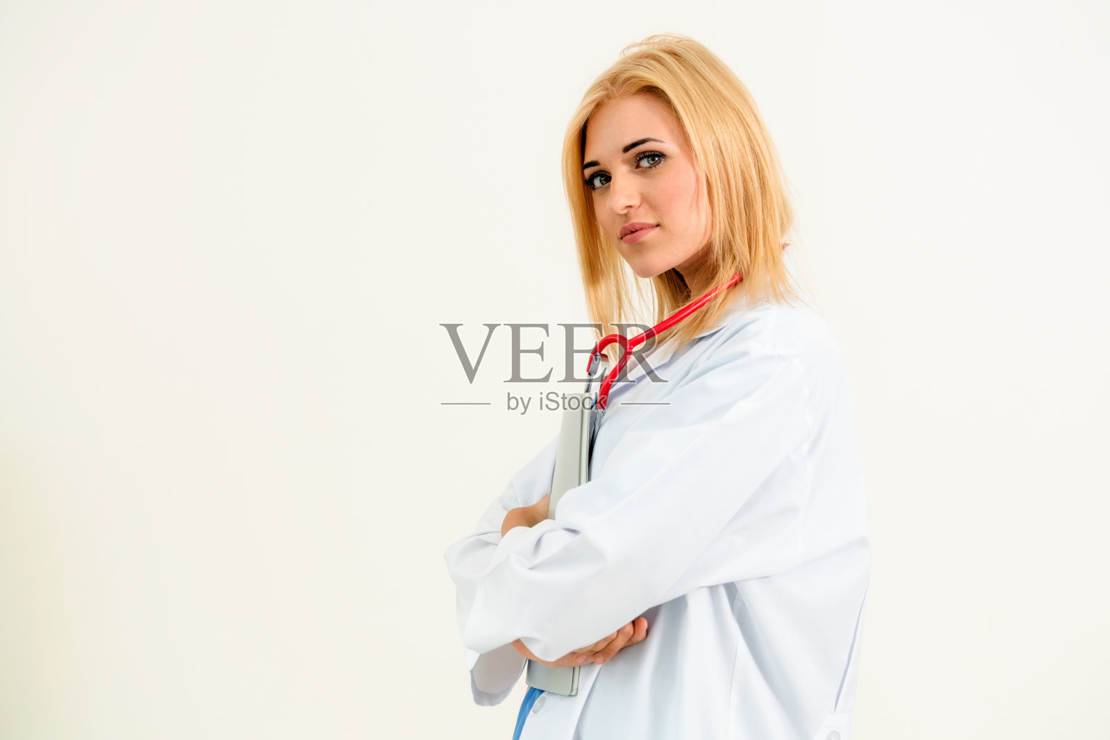 白色背景上的年轻女医生肖像。照片摄影图片