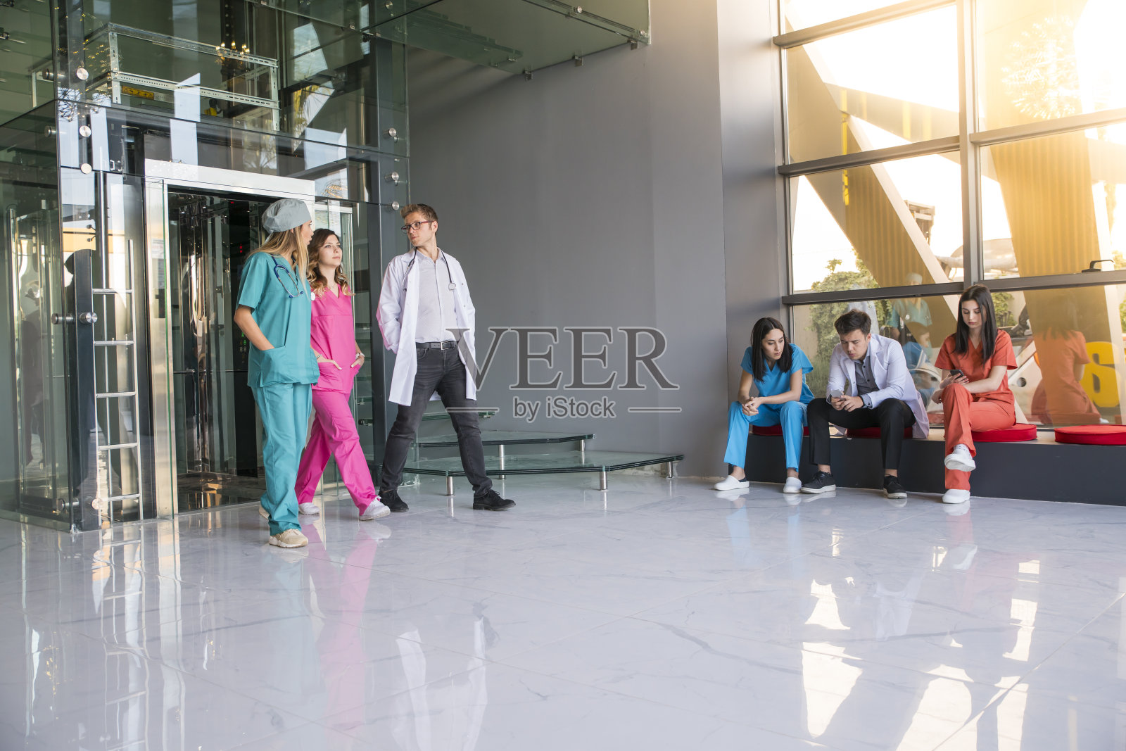 医院里的护士和医生照片摄影图片