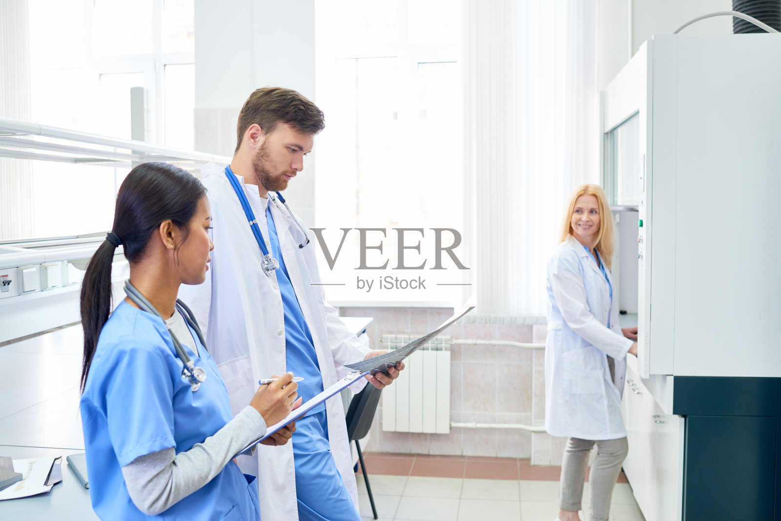 医生在工作中照片摄影图片