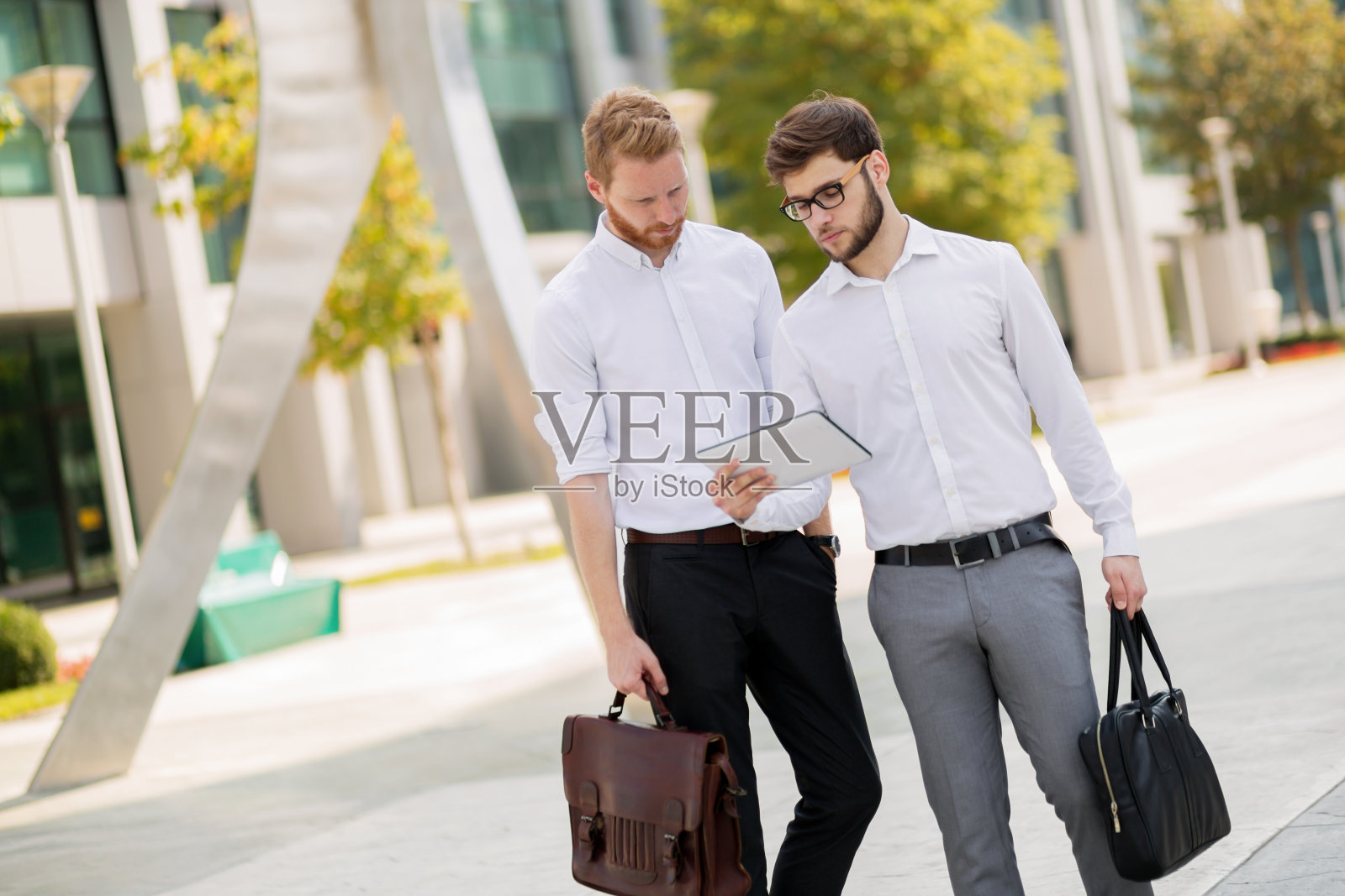 商务人士在户外交谈照片摄影图片