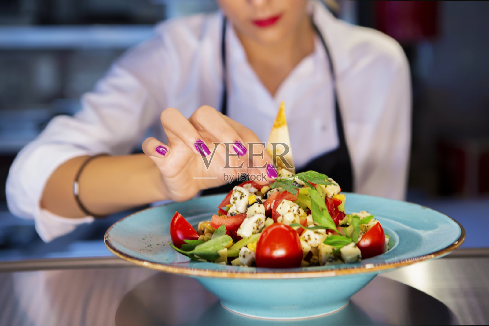 在餐厅工作的厨师照片摄影图片