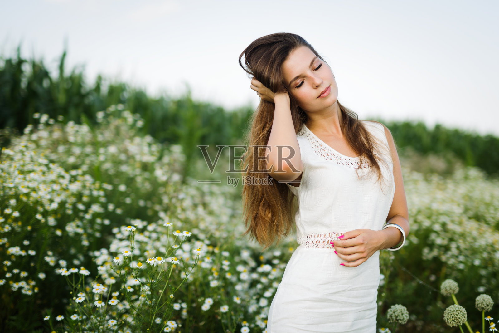 年轻美丽的女人花时间在大自然中照片摄影图片