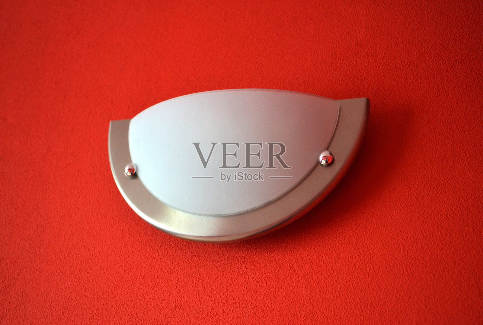 现代红色房间里的壁灯照片摄影图片