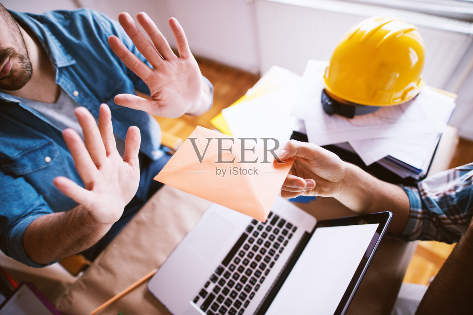 男子不受贿的特写。照片摄影图片