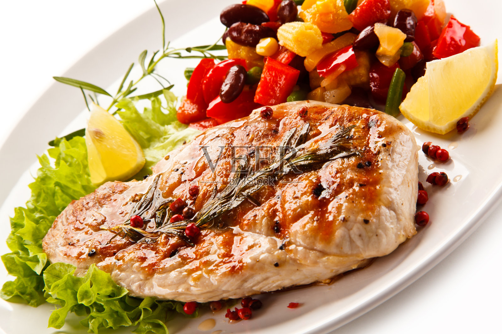 烤鸡胸肉和蔬菜在白色的背景照片摄影图片