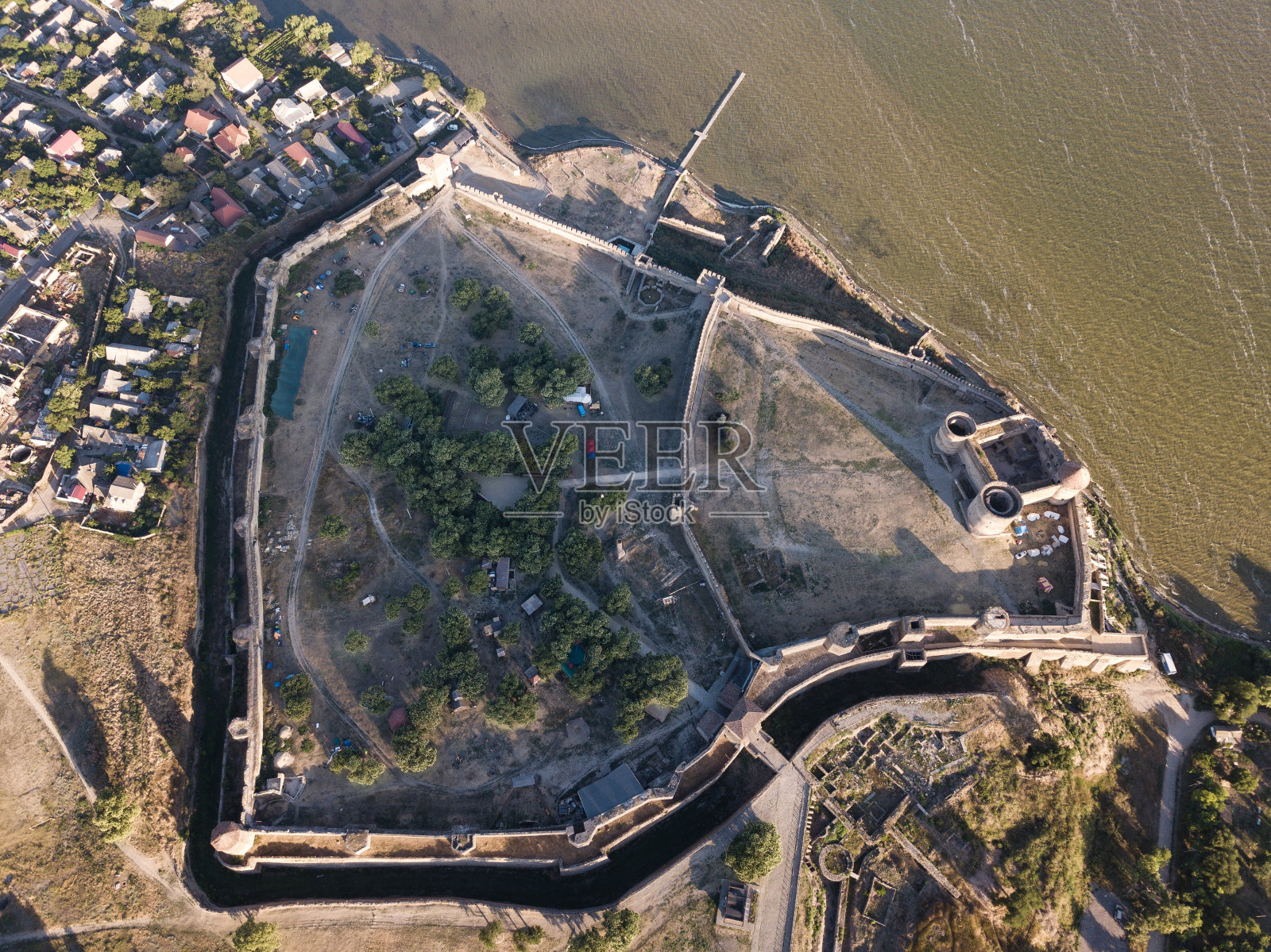 在敖德萨地区的德涅斯特河口河岸上的堡垒阿克曼鸟瞰图。照片摄影图片