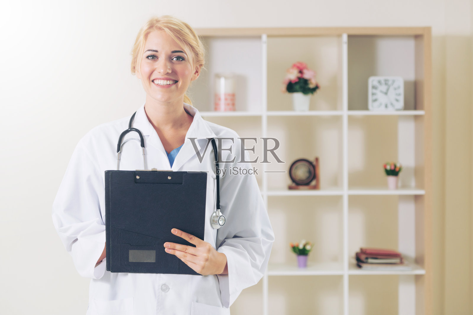 在医院工作的年轻女医生。照片摄影图片