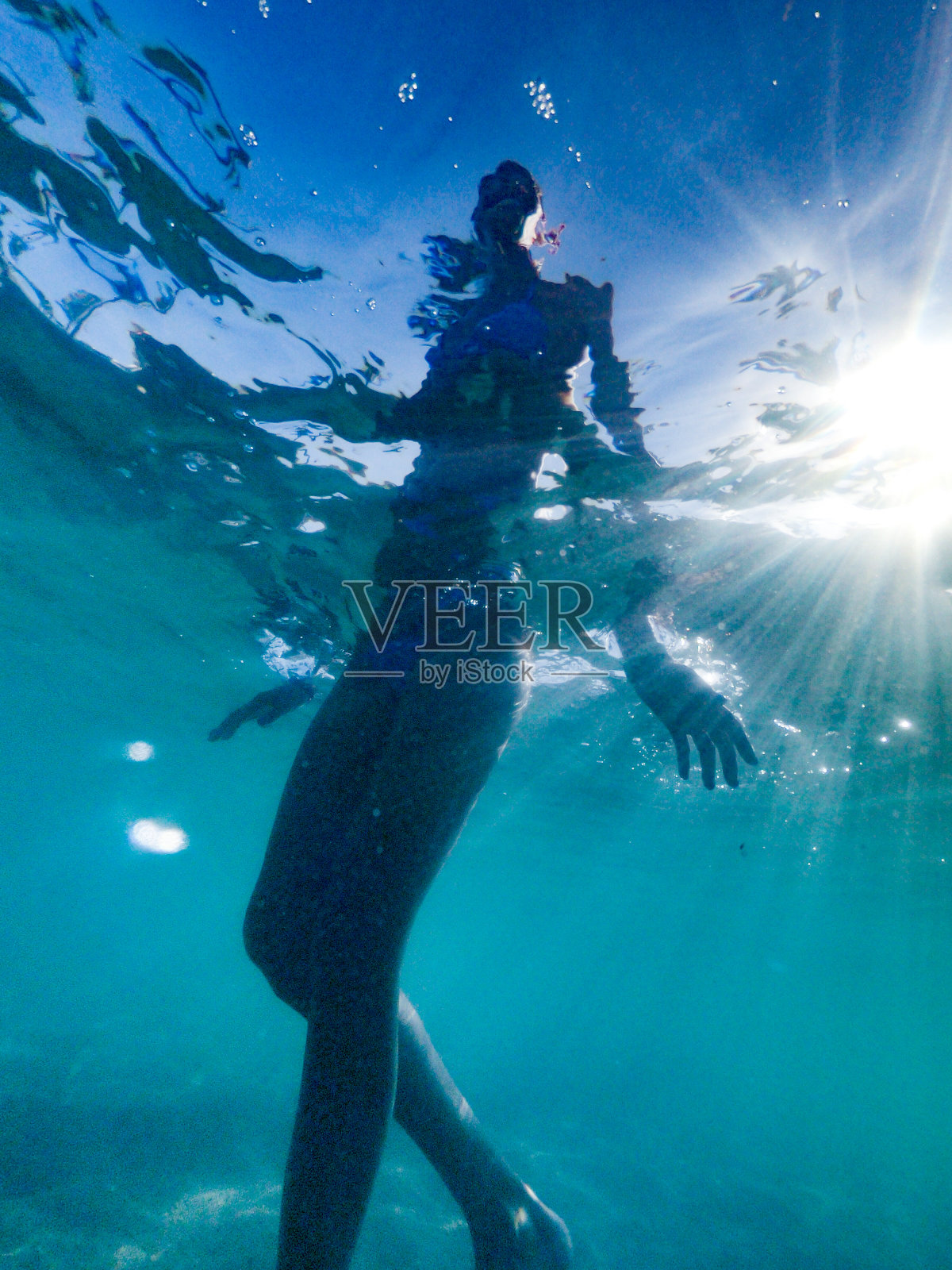 站在泳池中的优雅女人照片摄影图片