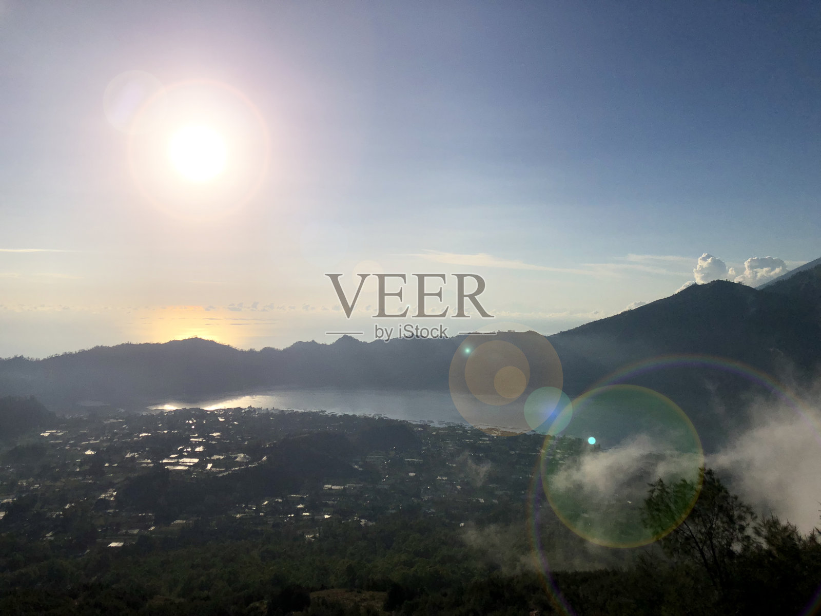 巴图尔湖和火山位于印尼巴厘岛靠近金塔马尼村的中部山区。照片摄影图片