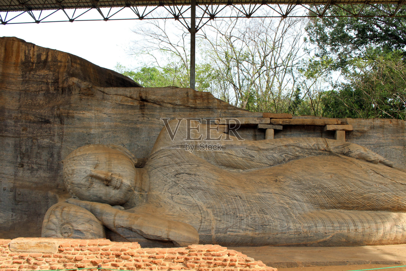 波隆那鲁瓦伽毗哈拉的卧佛雕像。照片摄影图片