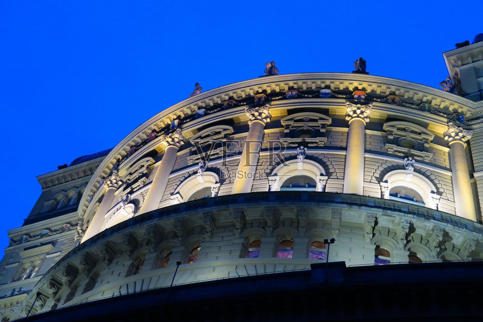 晚上在伯尔尼的Bundeshaus照片摄影图片