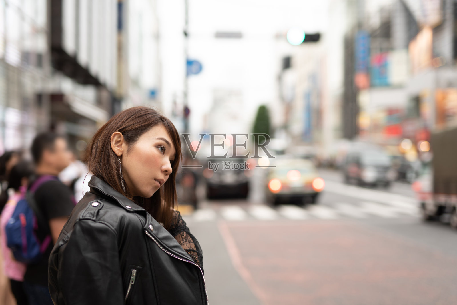 在原宿街上行走的一名女子照片摄影图片