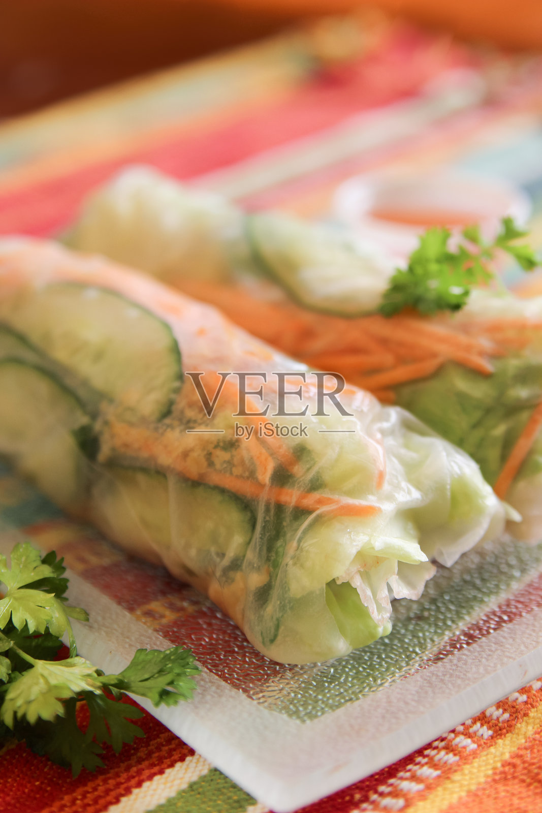 亚洲蔬菜卷在米纸上,蘸辣酱照片摄影图片