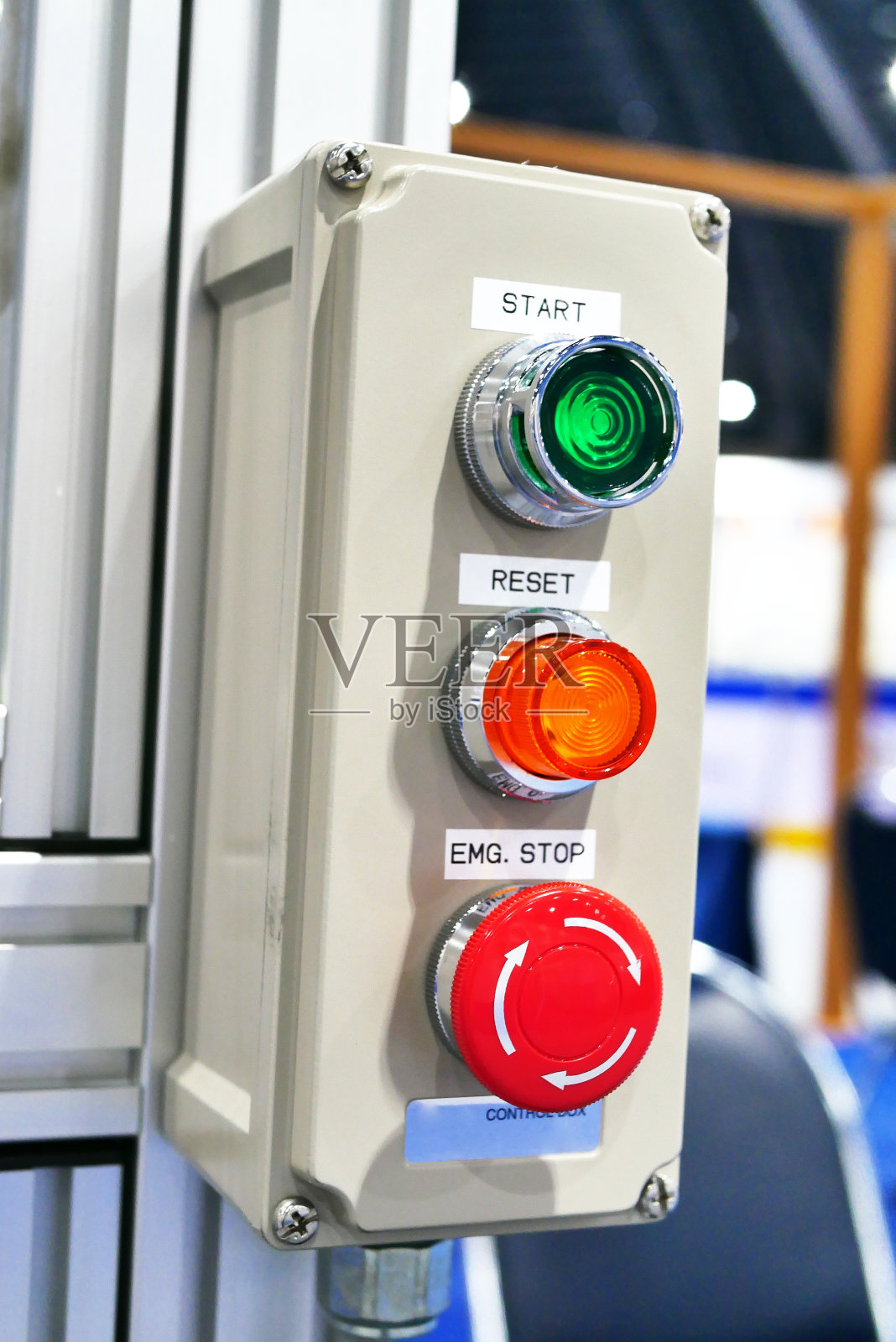 控制面板上所有工业控制开关。照片摄影图片