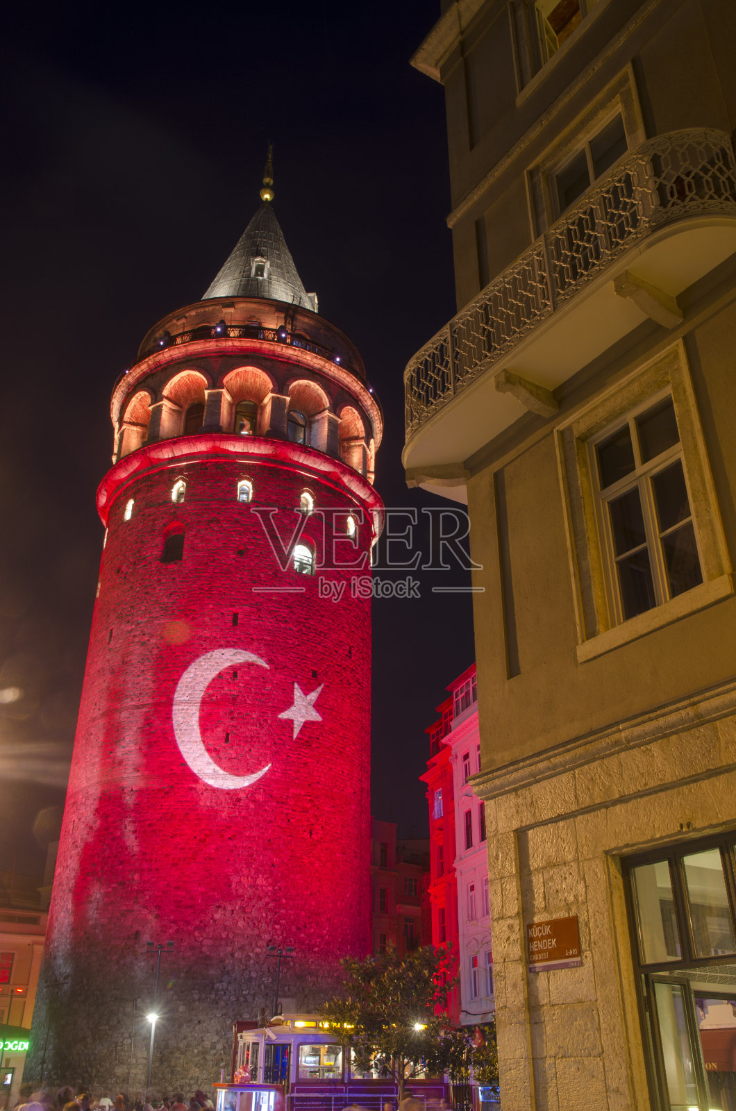 带有土耳其国旗的加拉塔塔照片摄影图片