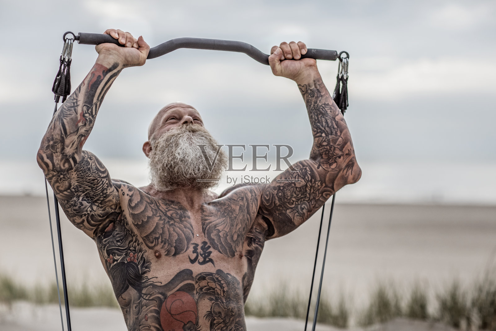 健身期间的纹身老人照片摄影图片