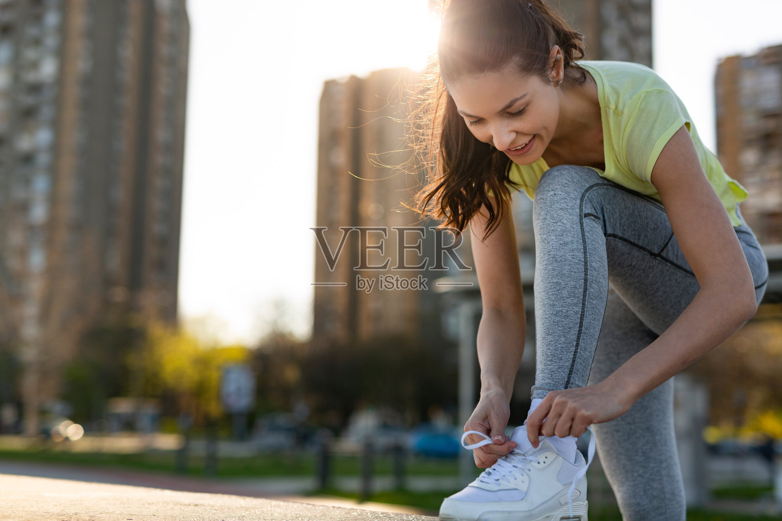 慢跑和跑步是健身的娱乐活动照片摄影图片
