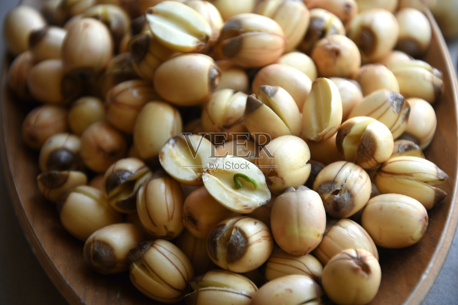 新鲜的莲子堆在一起。照片摄影图片