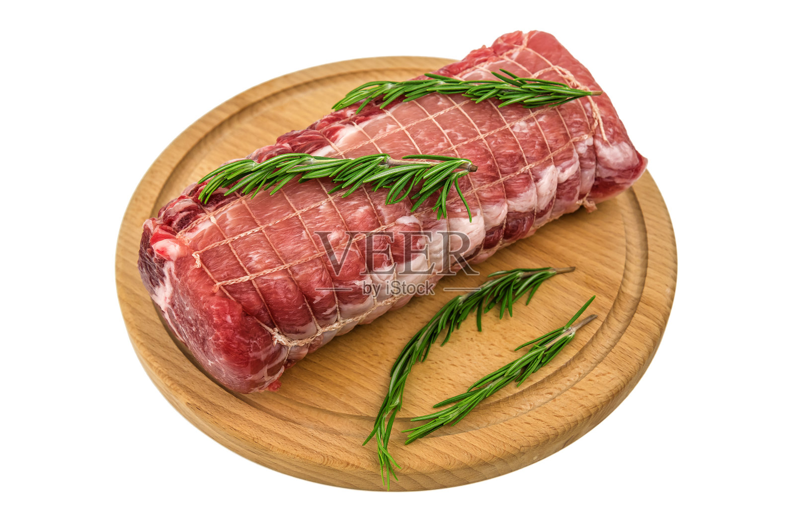 生肉放在木板上隔离照片摄影图片