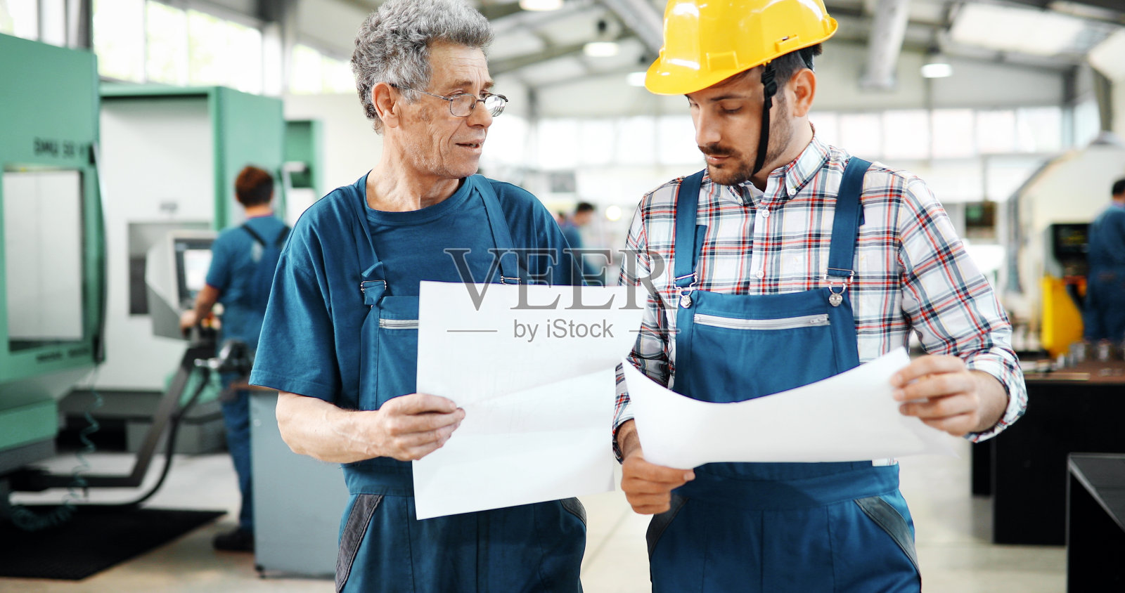 工程师团队在工厂讨论照片摄影图片