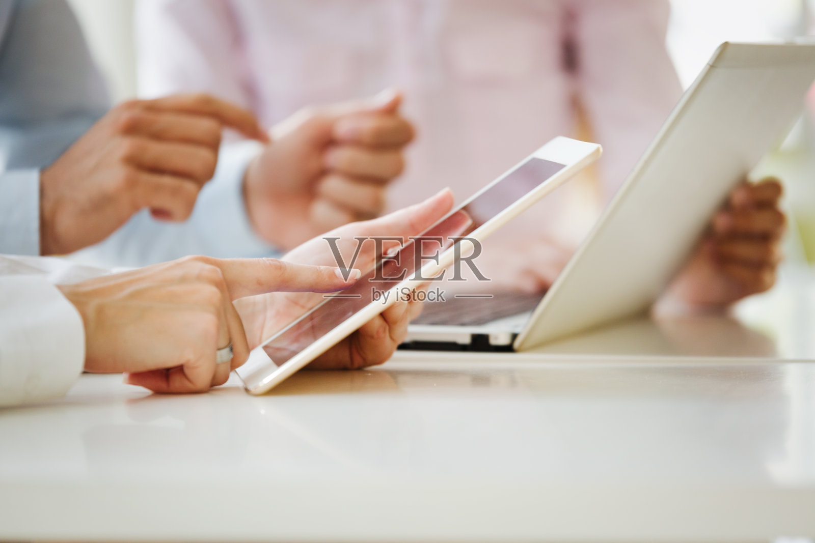 现代办公室里快乐的商业伙伴照片摄影图片