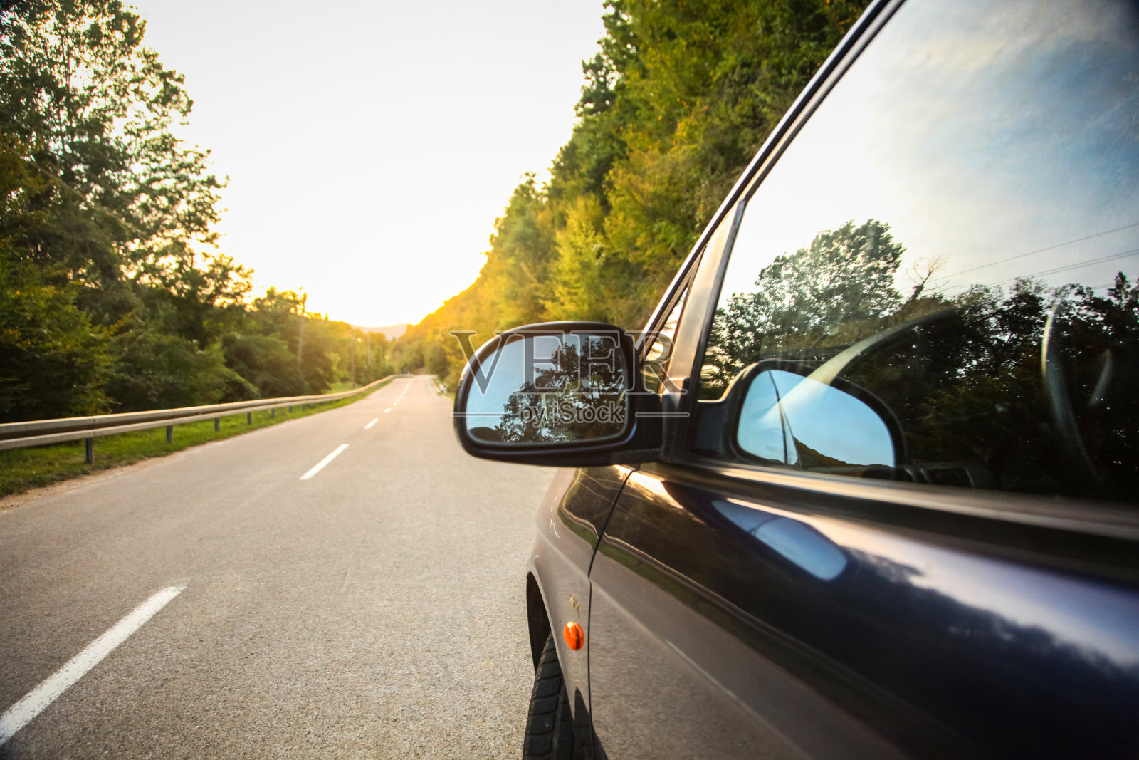 路上的日落照片摄影图片