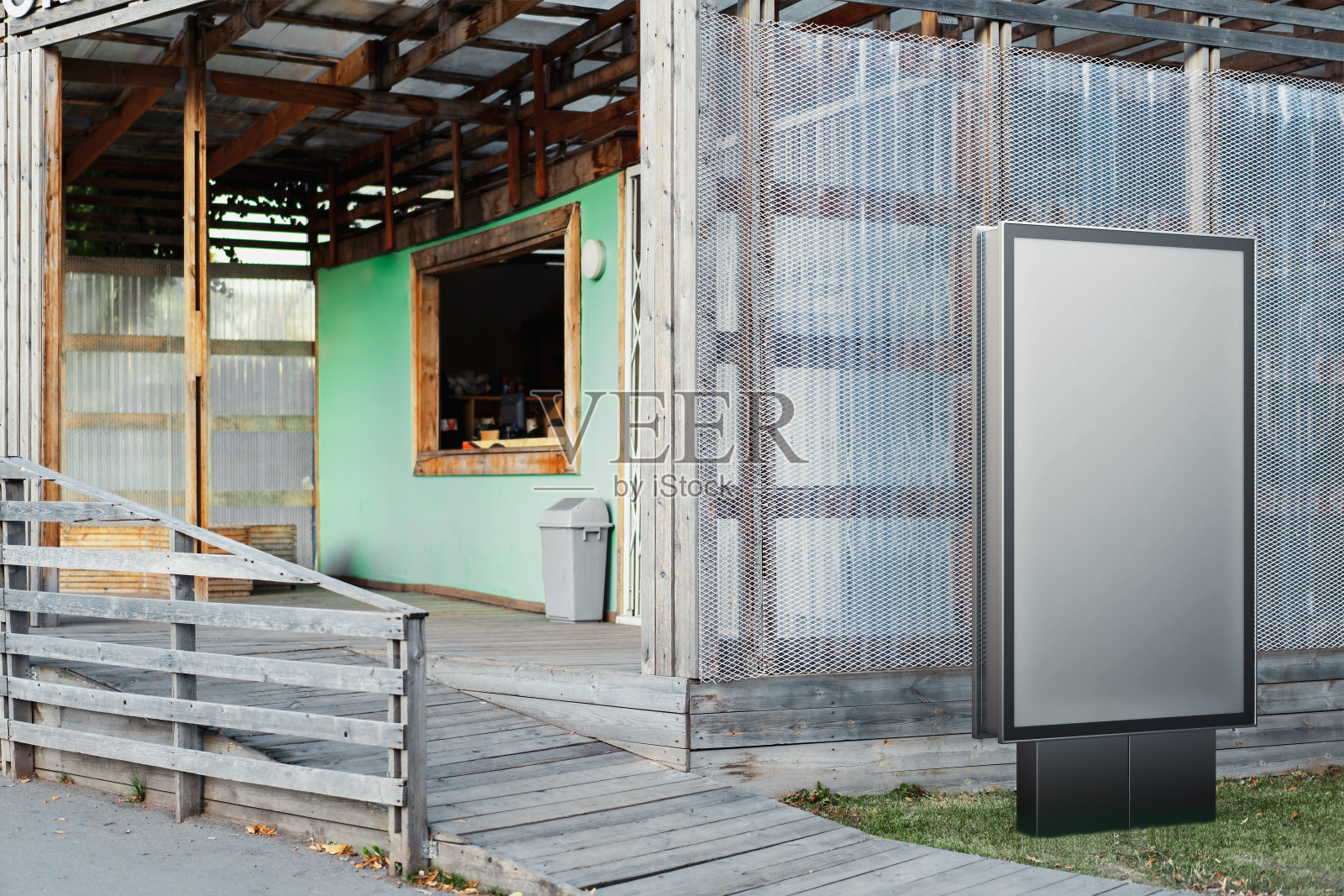 公园里的空白帆布横幅。空的户外广告。3 d渲染。照片摄影图片