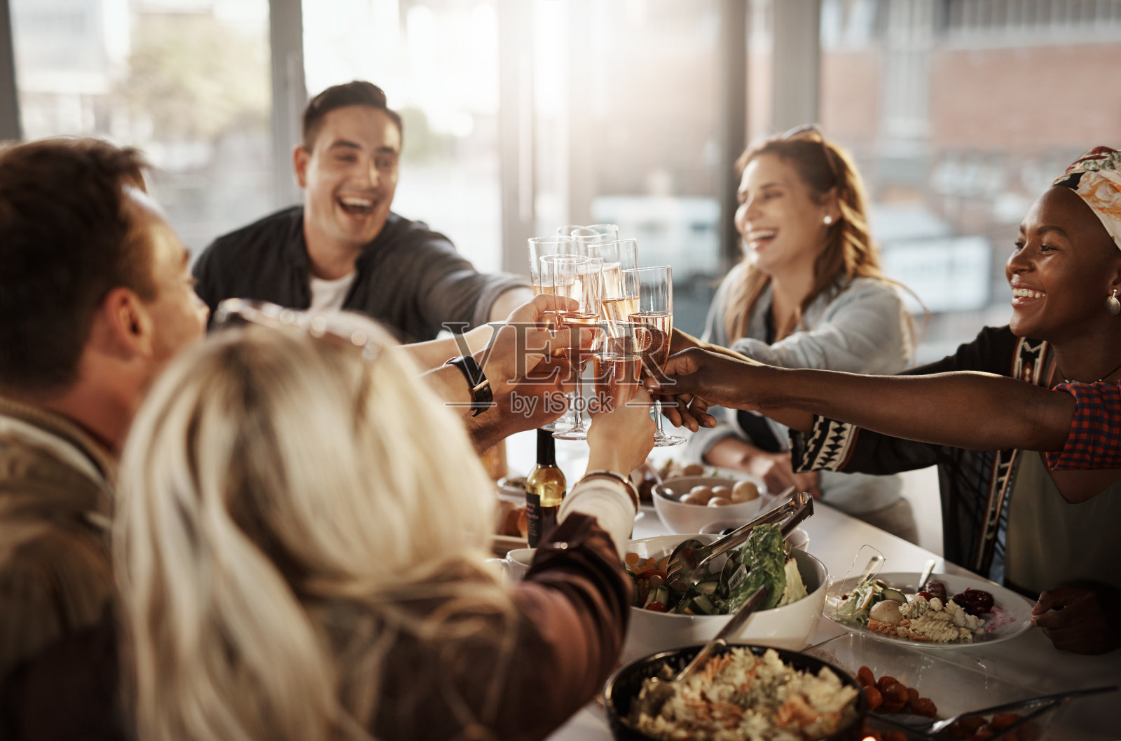 是喝香槟的时候了!照片摄影图片