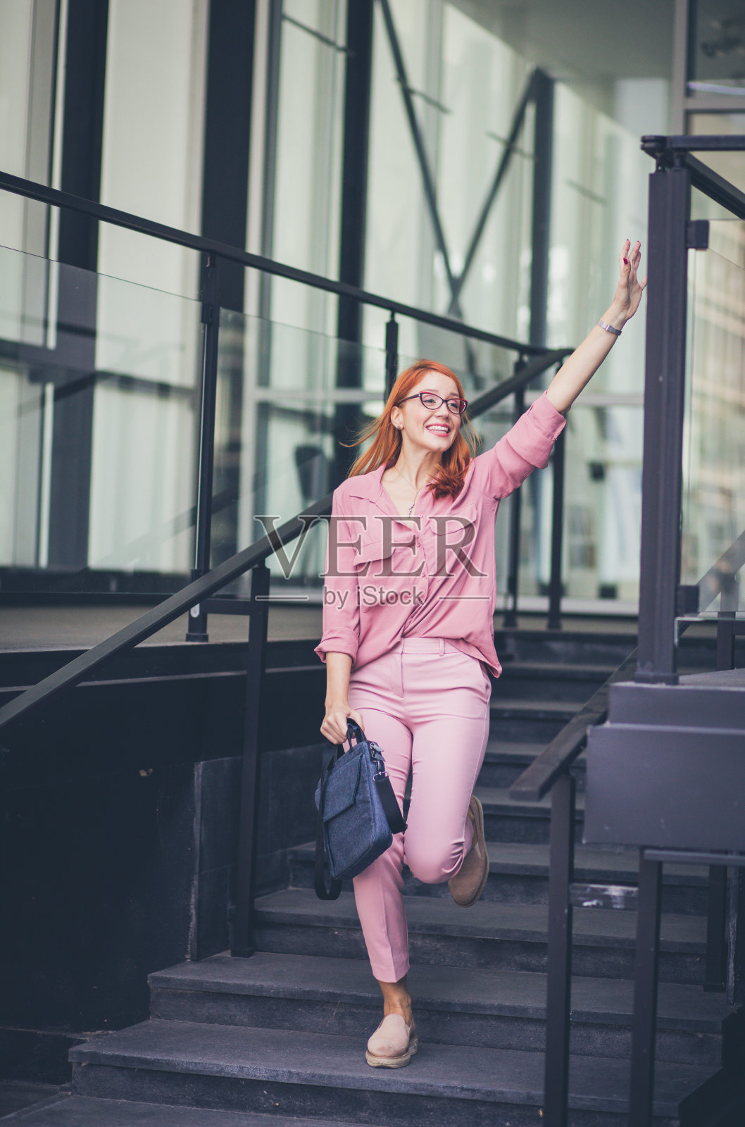 一位自信的年轻女子在纽约叫了一辆出租车。照片摄影图片