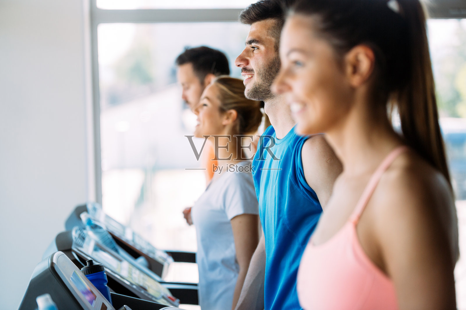 一群朋友在跑步机上锻炼照片摄影图片
