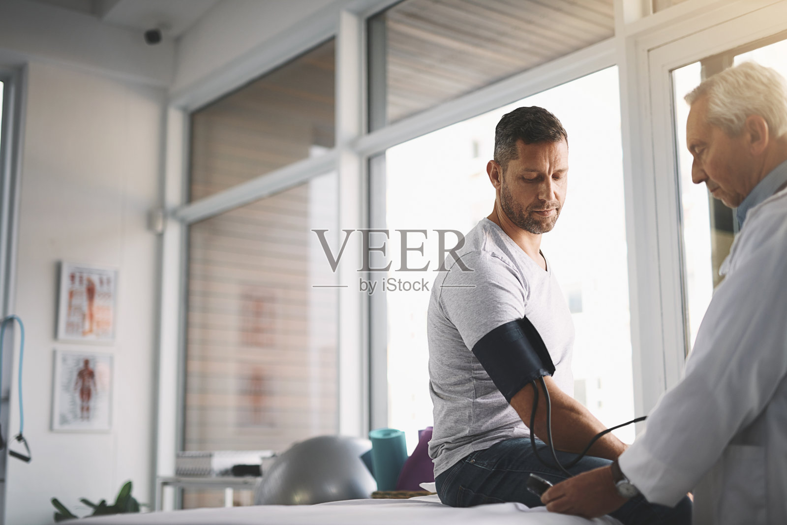 你的血压看起来正常照片摄影图片