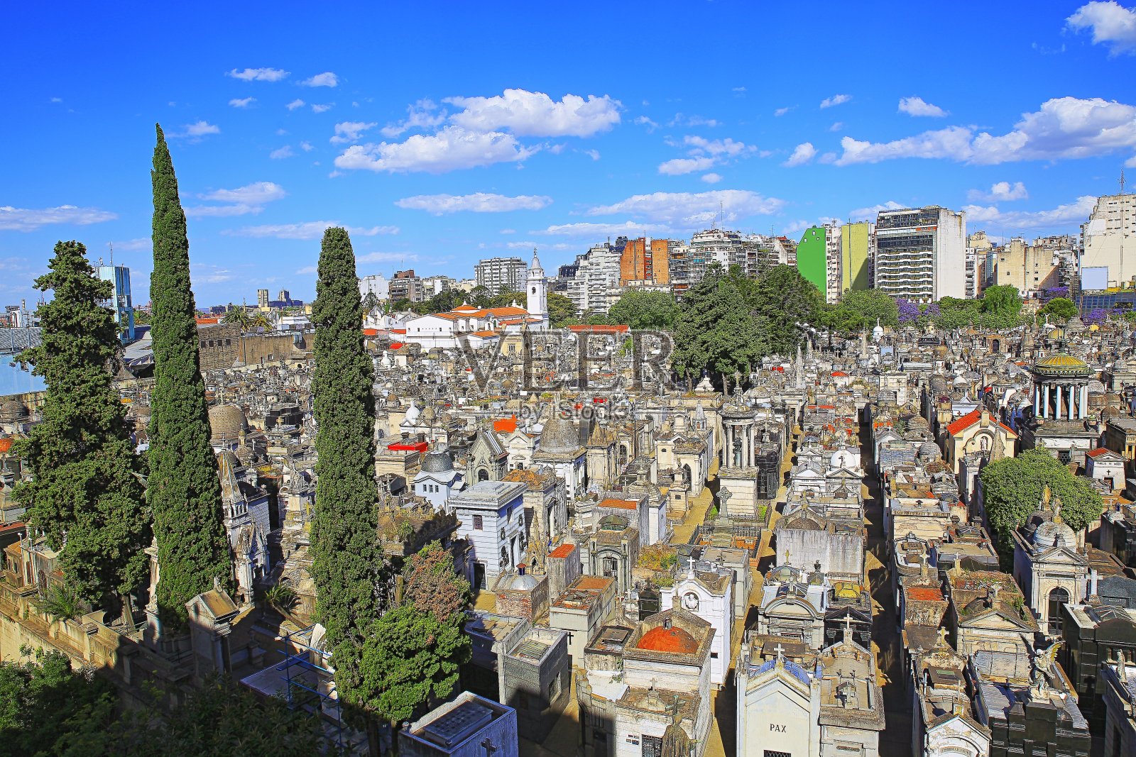 上图是阿根廷-南美首都布宜诺斯艾利斯的雷科莱塔公墓照片摄影图片