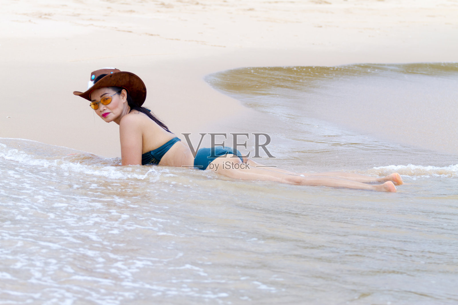 女人的形状漂亮的比基尼和帽子放松照片摄影图片