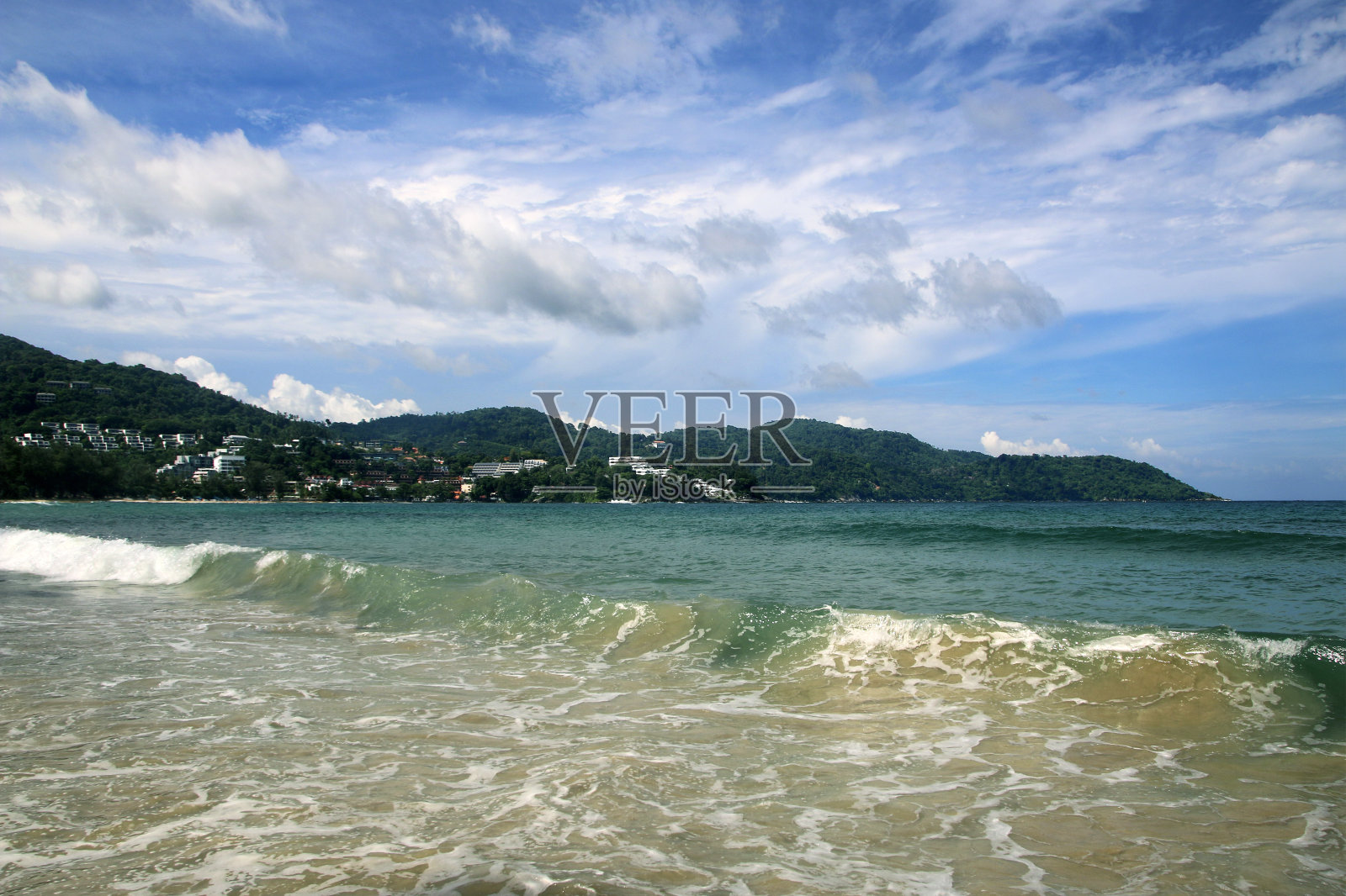 泰国普吉岛,卡塔海滩,美丽的天空和白云照片摄影图片