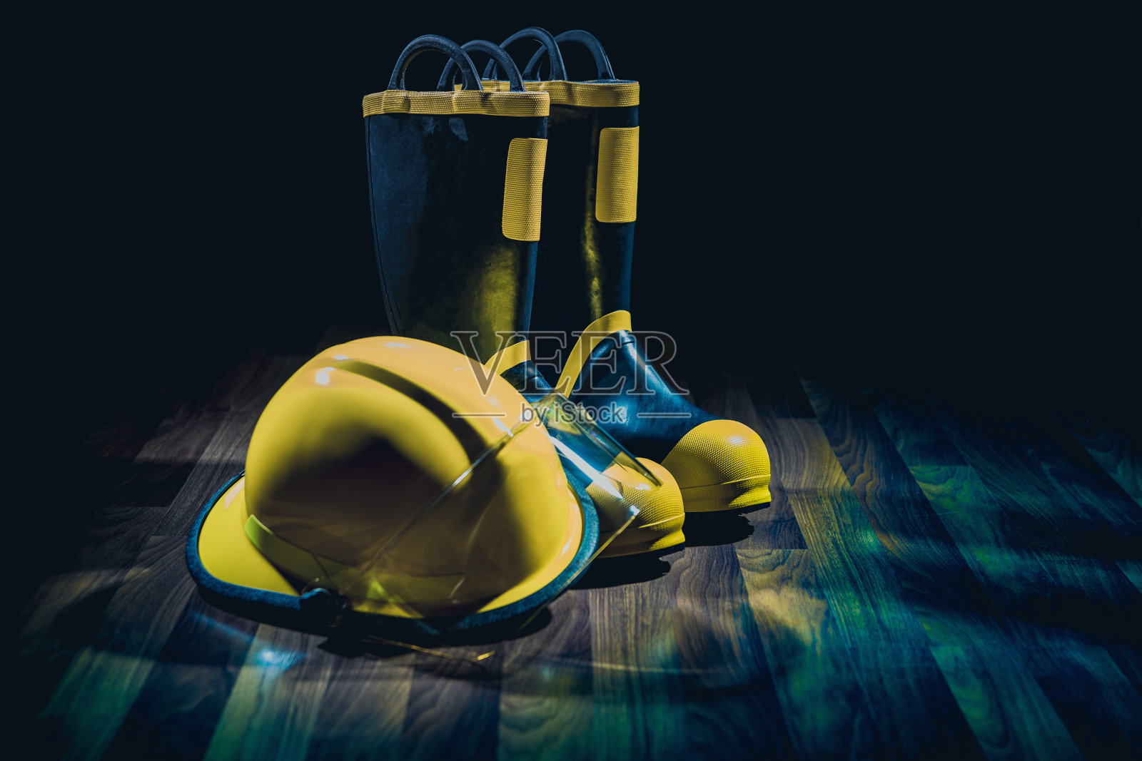 消防员的头盔和靴子照片摄影图片