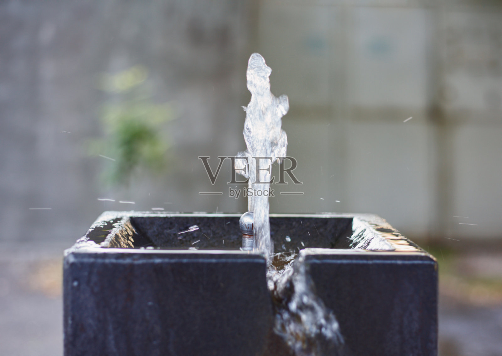 亚美尼亚埃里温市的石凉水饮用处,配有矿泉水照片摄影图片