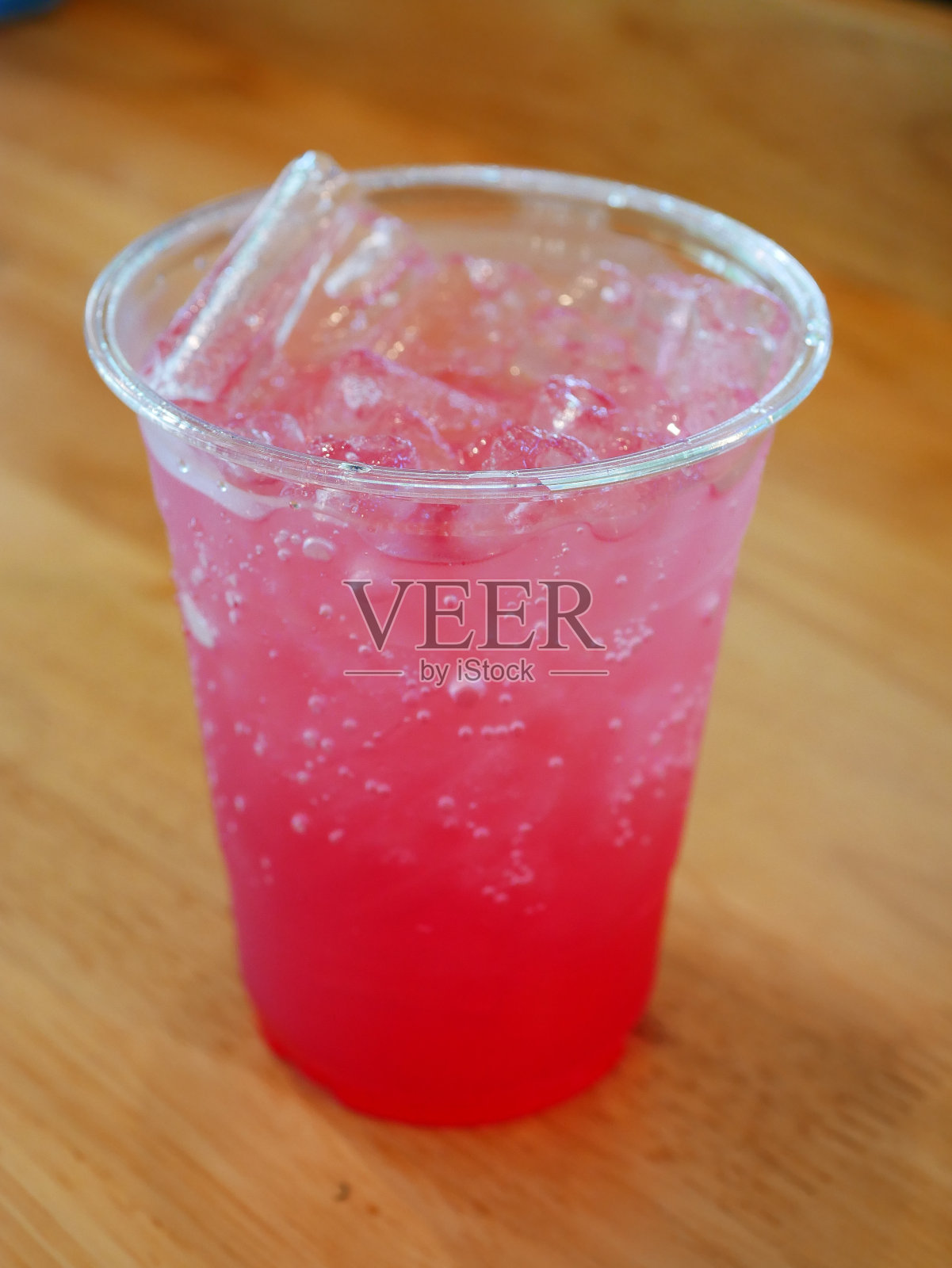 杯中带冰的红色液体照片摄影图片