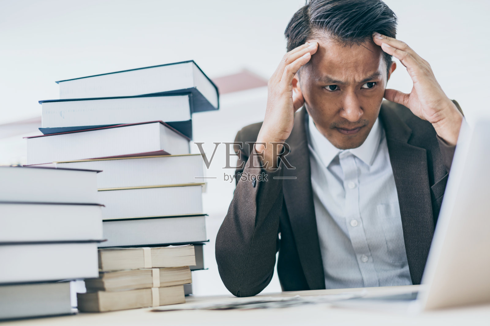 商业亚洲人注重金钱和思考,并在餐桌色调形象上进行项目照片摄影图片