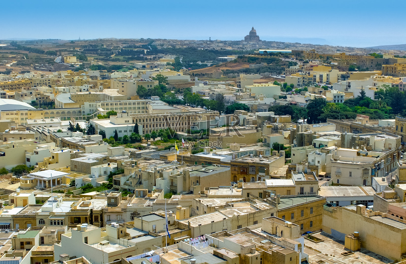 马耳他戈佐岛Xewkija镇,圆形圣约翰浸信会教堂,背景是地中海照片摄影图片