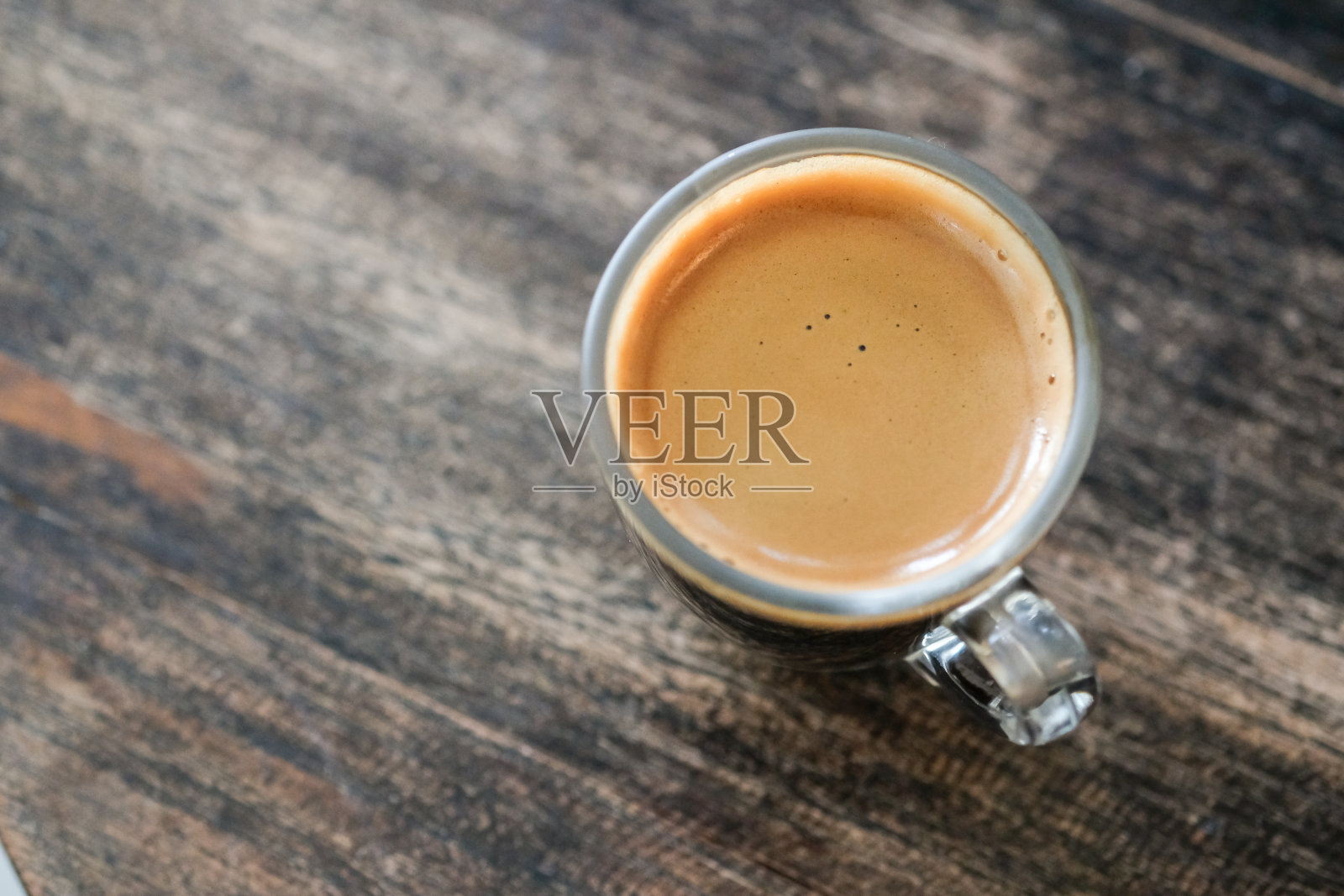 热咖啡放在桌上的木头上照片摄影图片