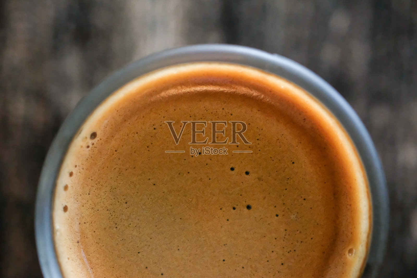 热咖啡放在桌上的木头上照片摄影图片