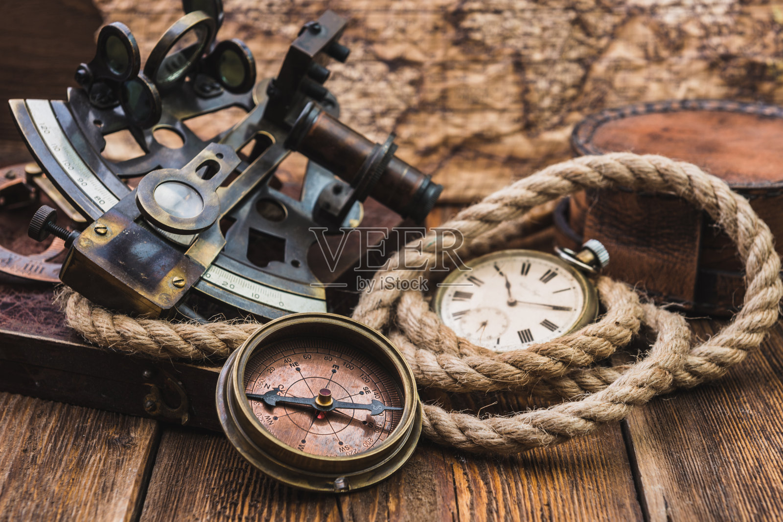 旧地图背景上的航海设备照片摄影图片