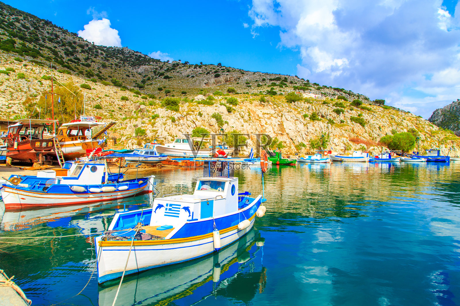 希腊岛屿港口里的船只照片摄影图片