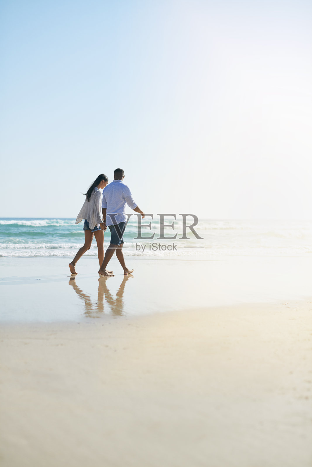 他们从不拒绝去海边散步照片摄影图片