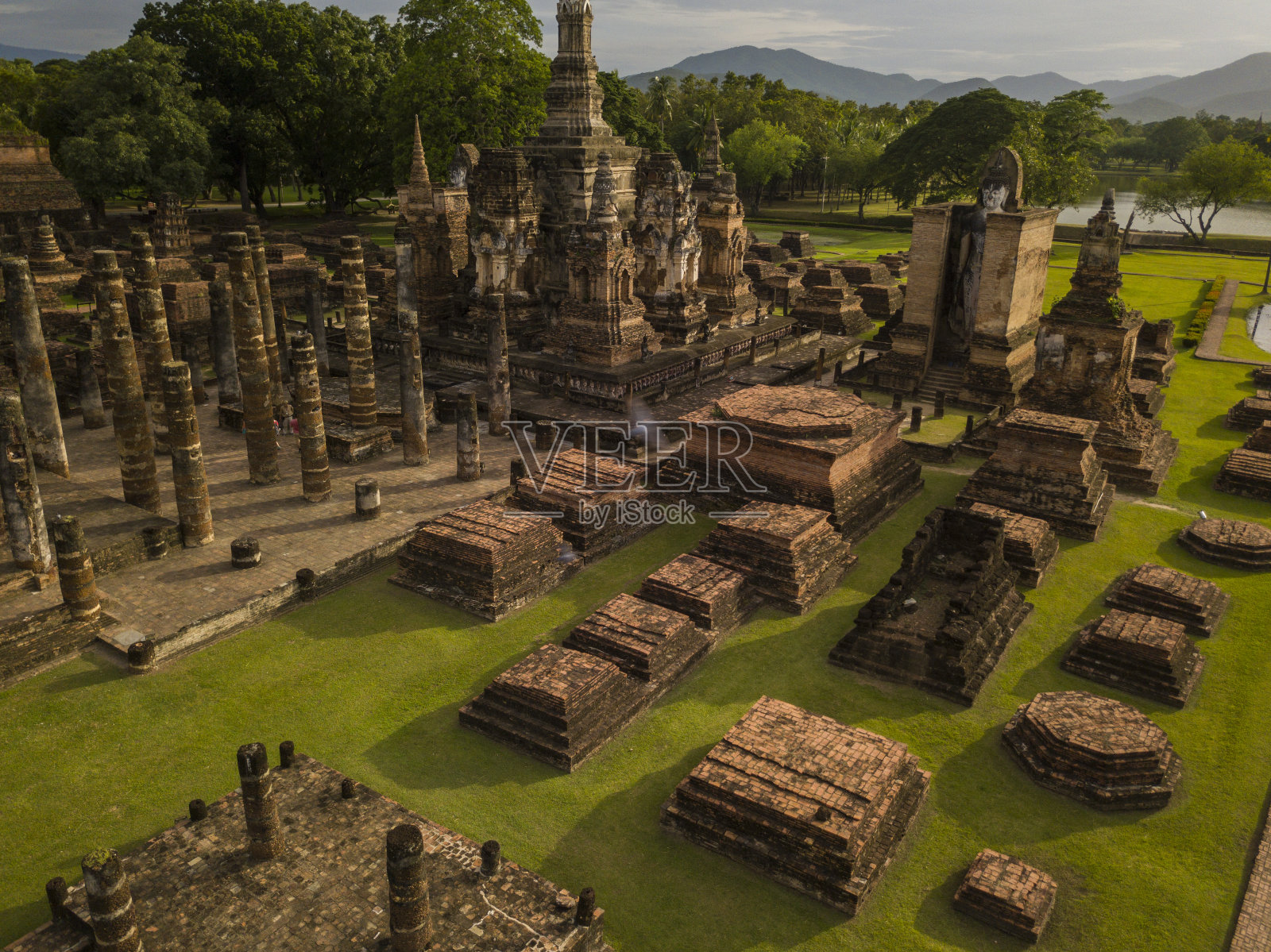 在素可泰历史公园,历史遗迹毁坏了佛寺玛哈寺照片摄影图片