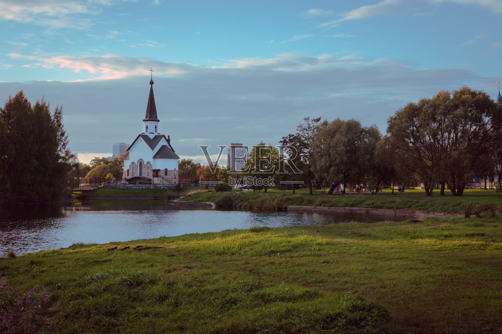 傍晚湖边的寺庙照片摄影图片