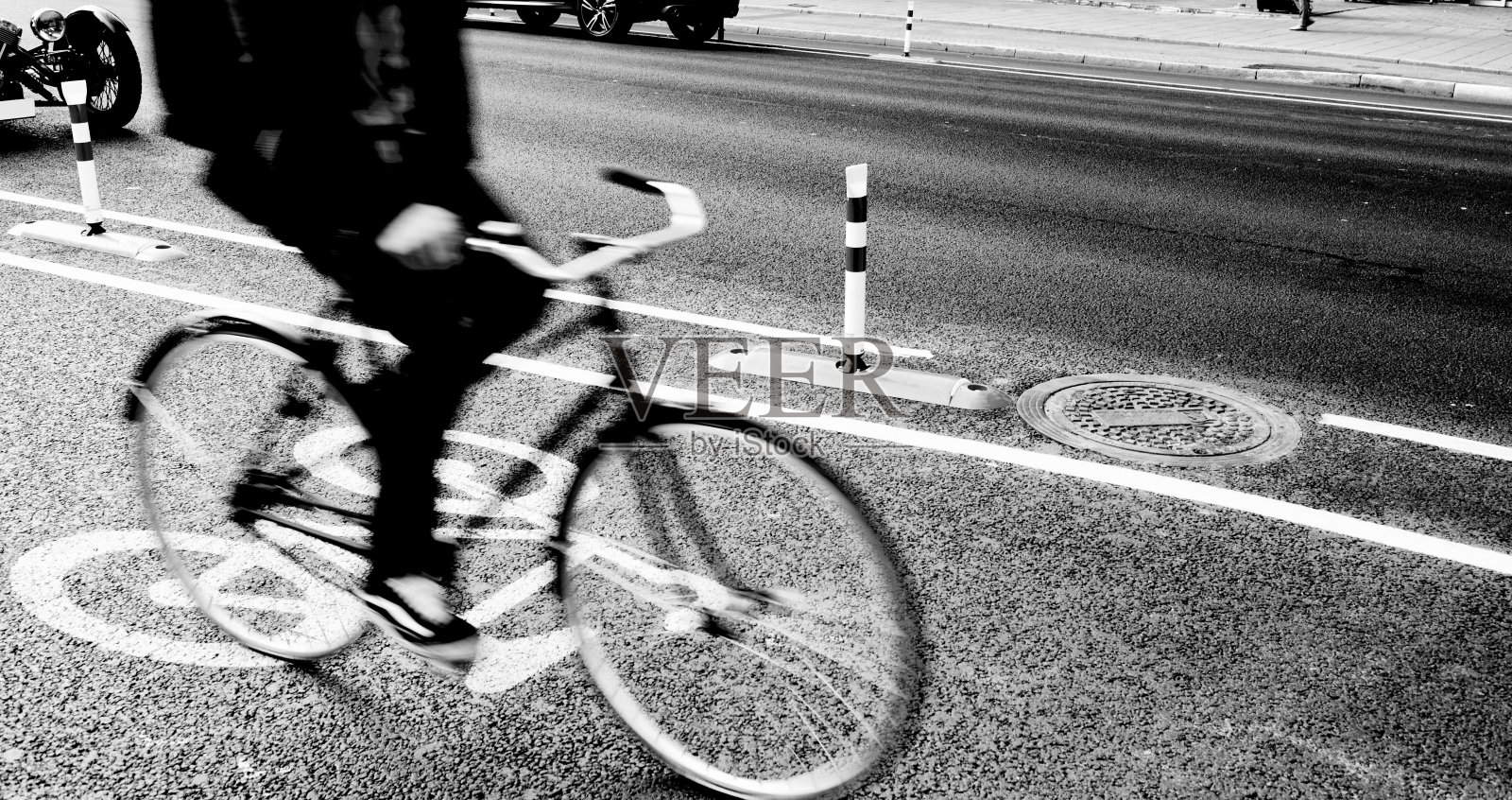 在瑞典斯德哥尔摩市中心骑自行车。照片摄影图片