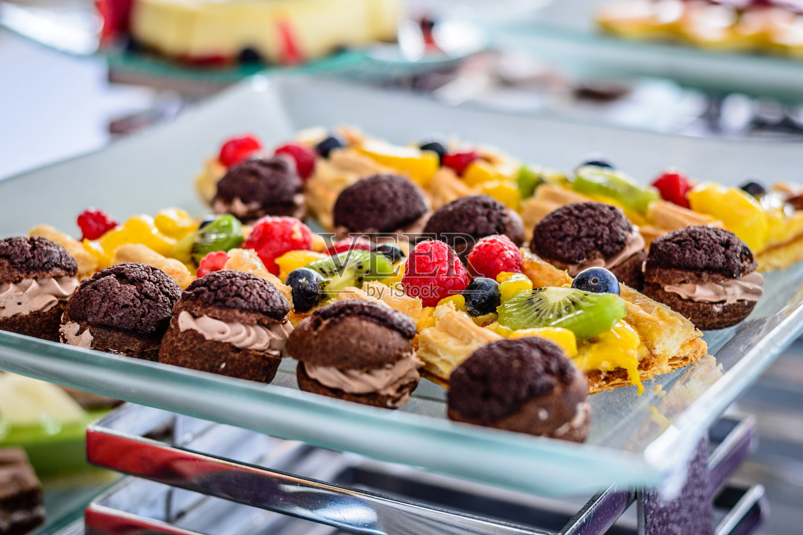 什锦甜点,泡芙,馅饼,布丁,蛋糕,焦糖布丁照片摄影图片