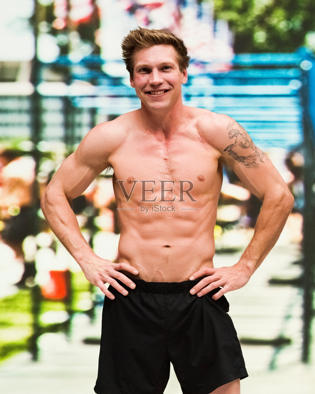 英俊的男子站在户外的体育赛事,是赤膊照片摄影图片