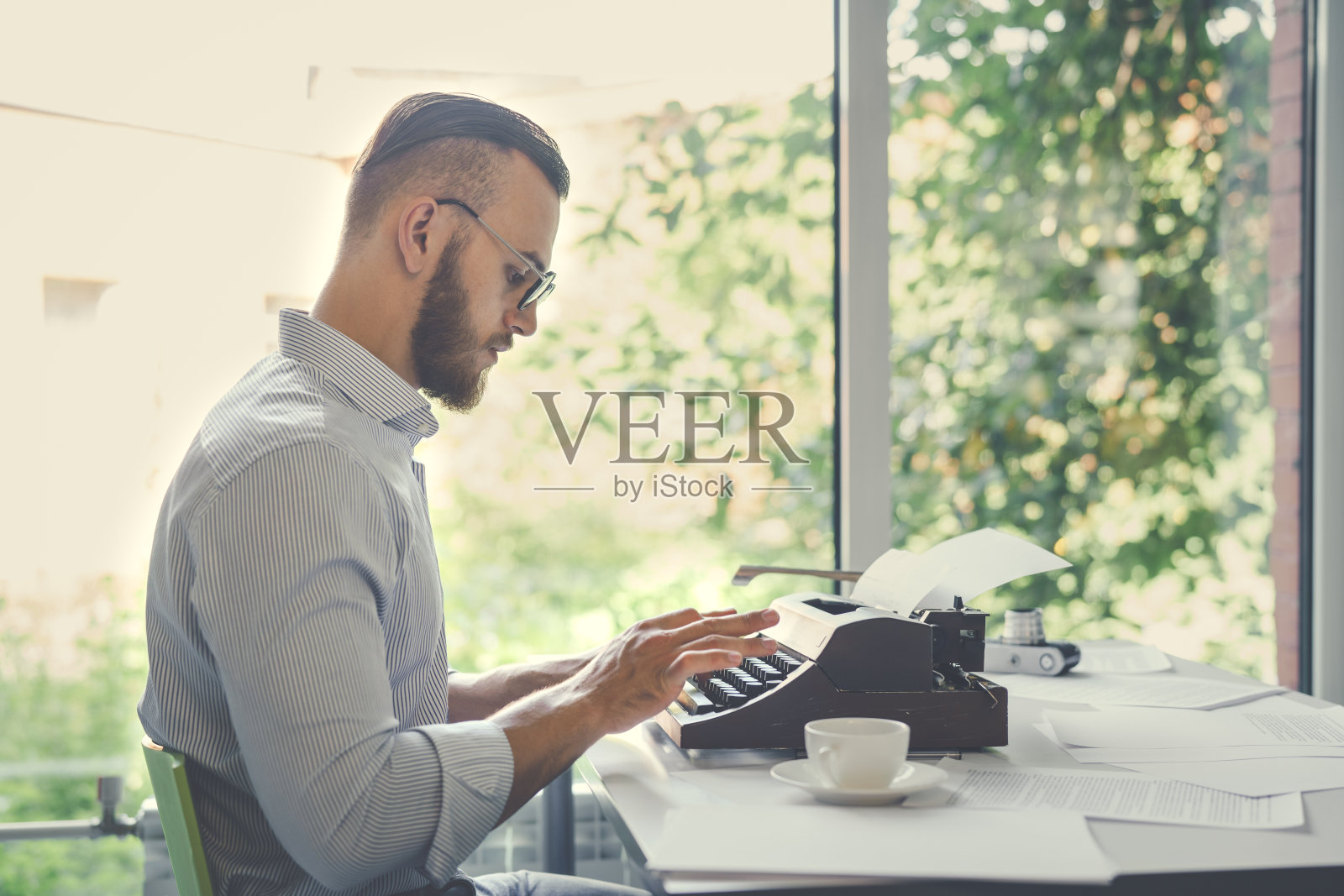 作者在工作中照片摄影图片